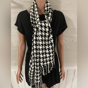 Black and white houndstooth scarf